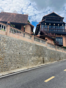 "Cổ Trấn Thu Nhỏ Bảo Lộc - Điểm check-in hoài cổ tại hẻm 123 Trần Quốc Toản"