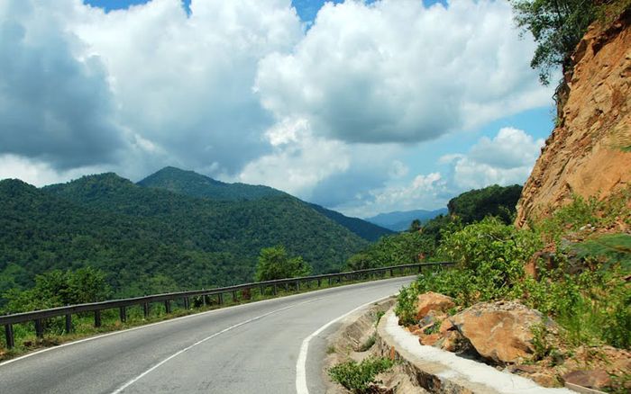 Đèo Bảo Lộc – Tuyến Đường Huyết Mạch Giữa Thiên Nhiên Hùng Vĩ 4 51390 deo bao loc da lat 700x438 1