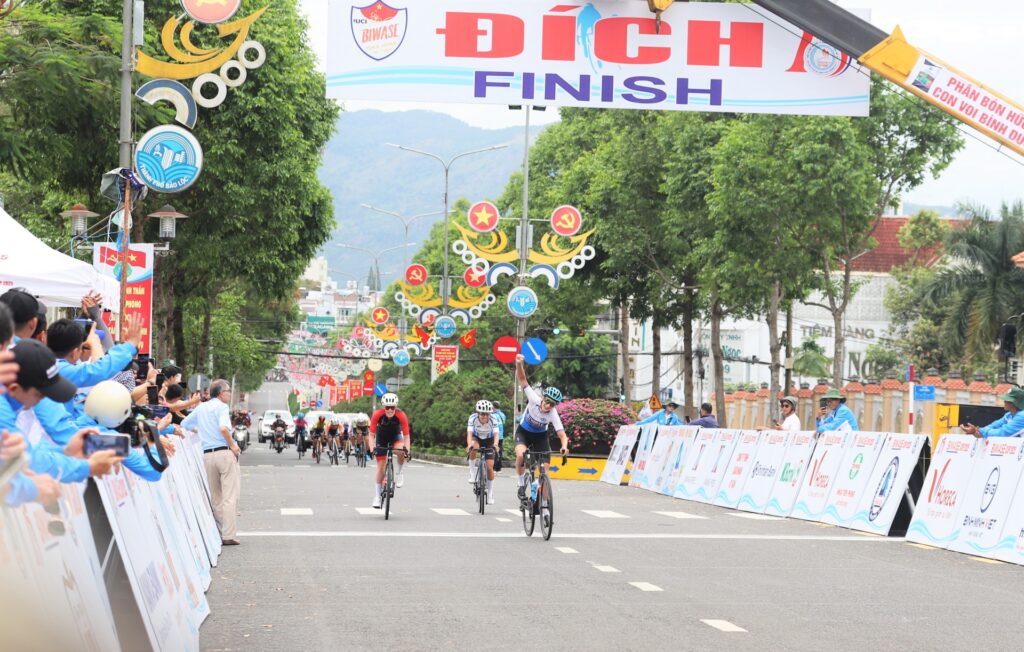 Kết quả chặng đua Bảo Lộc - Đà Lạt Giải xe đạp nữ Quốc tế Biwase Tour of Vietnam 2025: Natalia Frolova bứt phá ngoạn mục 7 h2 20250309160225